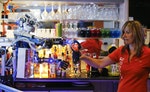 在德國東邊的一個城市伊爾默瑙（Ilmenau）有個機器人酒保Carl。由一位機械電子工程師Ben Schaefer的機器人公司所生產。Carl會調雞尾酒，也會與客人進行簡短的對話互動。Photo Credit: Reuters / 達志影像