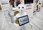 由日本軟體銀行（SoftBank）與法國Aldebaran Robotics共同研發、鴻海生產的機器人Pepper在2014年12月正式進駐日本知名家電賣場，擔任雀巢咖啡機銷售員。雀巢表示，2015年底前計畫拓展到全日本共1,000家家電賣場或大型超市。Photo Credit: Reuters /  達志影像