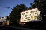 【關於成長】街頭藝術家Cacao Rocks在雅典街頭的廢棄看板上繪出了他醞釀三年的概念：「沒有希臘的歐盟就像一場沒有藥物的派對」。不過事後他補充到：「我已經改變了，現在我不再嗑藥或去參加派對。可是歐盟依然沒有長大。」Photo Credit: AP/達志影像