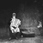 iPhone攝影獎年度最佳照片冠軍是波蘭人柯拉列斯基（Michal Koralewski）的風琴師黑白照。當柯拉列斯基得知自己憑藉這張「舊城區的聲音」（Sounds of the Old Town）獲得年度最佳攝影師獎時，覺得難以相信。照片描繪的是一位長者在華沙的市場廣場拉著手風琴演奏傳統的波蘭歌曲｜Photo Credit: IPPAWARDS
