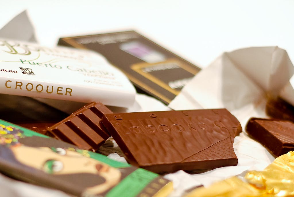 心血管疾病族群必須遠離甜食？英國研究：巧克力可降低心臟病及頭痛風險
