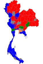 泰國2011年地區選舉議席分佈。同顏色表示該地區奪得最多議席的政黨，紅色乃為泰黨，而藍色為民主黨。某些選區的議席多於一個，所以不只單一政黨取得該選區所有議席。Photo Credit：Howard the Duck CC BY SA 3.0 