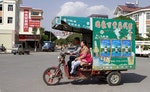 位於緬中邊界木姐的小販騎著三輪車兜售中國啤酒。攝於2012年3月7日，緬甸撣邦北部。Photo Credit：AP/ 達志影像