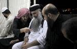 伊斯蘭學者邁格迪西（左）、約旦教士卡塔達（中）｜Photo Credit: AP/達志影像