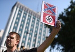 要求南卡州議會撤下邦聯旗的抗議者，將邦聯旗與納粹黨並置於標語上。Photo Credit:：AP/達志影像