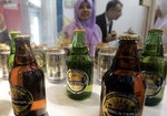 馬來西亞吉隆坡國際清真展中，一名馬來西亞女子凝視著無酒精啤酒。為期五天的展覽會，共吸引超過300家國際食品生產製造商、認證機構、超市、金融服務代表。攝於2006年5月10日。Photo Credit：Reuters/ 達志影像 
