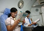 在四川一家醫院內，學生邊吸氧邊複習高考的內容。Photo Credit: Reuters / 達志影像