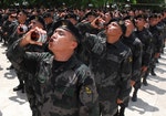 從「國內安全行動課程」畢業的菲律賓國家警察（PNP）地區性電訊集團成員，在傳統的敬酒儀式中飲用啤酒。攝於2007年6月8日，宿務島Sibonga的警察訓練營。Photo Credit：Reuters/ 達志影像