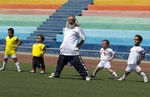總教練尤塞夫（Yousef Azari）帶領伊朗的Kocholoha（小人物之意）足球隊員進行暖身。7年前成立的Kocholoha協會，已有超過380名註冊成員。始於2009年的足球隊，正在和同行的巴西球隊比賽。攝於2010年9月6日。Photo Credit：Reuters/ 達志影像