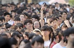 飽受高考制度煎熬的學生步出考場，如釋重擔，喜出望外。Photo Credit: Reuters / 達志影像