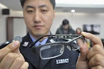 警察展示高科技的作弊工具。Photo Credit: Reuters / 達志影像