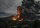印尼西納彭火山噴發灼熱氣體 已臨界爆發點
