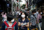 戴上口罩的中國旅客在首爾購物區旅遊，而當地人並非每人都戴上口罩。（Photo Credit: Reuters/達志影像）