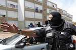 在攻擊現場護送當地居民的法國警察。Photo Credit：Reuters/達志影像