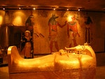 圖坦卡門之墓（Tutankhamun's tomb），埃及法老圖坦卡門的陵墓去年4月關閉，原因是數十年來參訪遊客的呼吸引發濕氣，使陵墓受損。Photo Credit: Steve Parker @Flickr CC BY 2.0