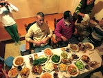 在富舍阿勒茲，健行時遇到的一家子，邀請我們共進晚餐｜Photo Credit: 歐呦詩心瘋