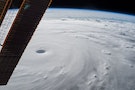 （更新）從太空看蘇迪勒的巨大颱風眼：可能轉為強颱入台 北北基等7縣市今晚停班課