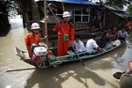 救援隊乘坐小船，於伊洛瓦底三角洲運送物資給災民。