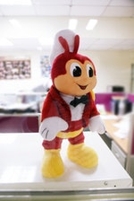 辦公室擺放的菲律賓Jollibee速食店玩偶。Photo Credit：Barrie