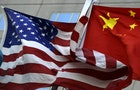 中國_美國_National flags of U.S. and China wave in front of an international hotel in Beijing