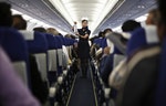 空服員手持旅客安全須知卡，於走道上進行安全示範。｜Photo Credit: REUTERS/達志影像