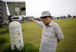 反對重啟核電廠的星埜惇在福島市一座公園指著輻射偵測器｜Photo Credit: Reuters/達志影像