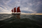 一艘雙桅縱帆船航過奧克拉科克灣（Ocracoke Inlet），也就是當年打劫西印度群島和美國殖民地東岸的貨運水路、惡名昭彰的海盜黑鬍子死掉的地方。Photography by Robert Clark, National Geographic