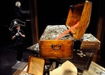 六歲的查爾斯‧紹爾正在觀察丹佛自然科學博物館展出的寶藏箱。這個藏寶箱屬於維達號，是真正的海盜藏寶箱。Photography by Kathryn Scott Osler, The Denver Post via Getty Images