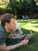 Mark Zuckerberg的小狗Beast伴著他看Why Nations Fail. Photo Credit: Mark Zuckerberg