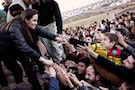 安潔莉娜裘莉投書《泰晤士報》談敘利亞難民：別苛責追尋更好生活的人們