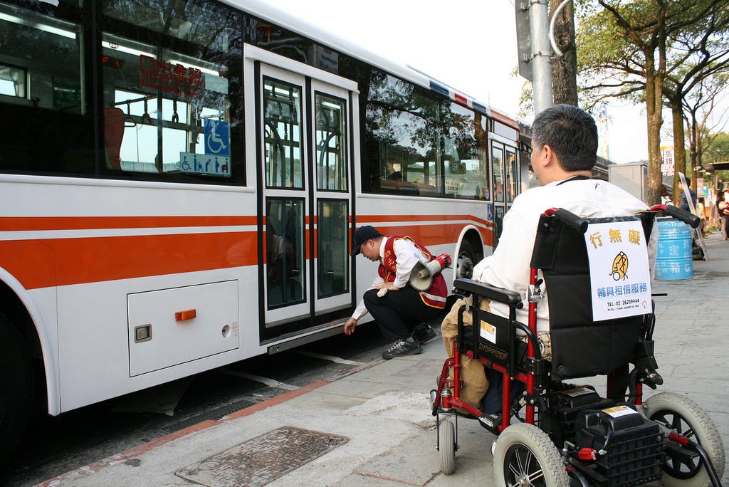 低底盤公車 無障礙設施 身障 輪椅