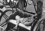 1880年起，開始有一大波中國移民進入新加坡，其中許多人從事馬口鐵、橡膠、棕櫚油、以及菸草工業。也有許多人在碼頭工作，或是做黃包車的活兒。照片中，一名男孩在黃包車的後座上沉睡。