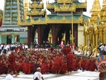 穿著紅色僧袍的緬甸僧侶領導反軍政府示威活動。Photo Credit：racoles CC BY 2.0