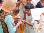 完成接種後，醫護人員會於受種者手指上畫下記號，以作識別。圖為2011年印度國際接種日。Photo Credit: CDC Global@Flickr