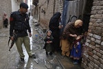2015年，一名於巴基斯坦的醫護人員嘗試為當地兒童接種小兒麻痺症疫苗。巴基斯坦的小兒麻痺疫情於當地塔利班組織禁止疫苗接種計劃後，變得更難以控制。Photo Credit: AP