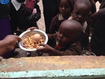 在豆子餐中加一顆蛋，對貧民區的孩子已是莫大滿足。