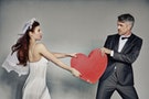 情侶＿感情＿Bride and bridegroom fighting over heart
