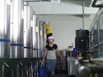 小惠與蔡大姐在進行日常整備。圖左側為整排2噸的發酵儲存槽。Photo Credit: Alan Chiang