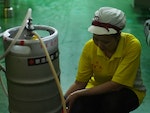 蔡大姐正在替紅點（Redpoint）填充30公升的桶裝啤酒。Photo Credit: Alan Chiang 