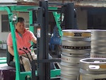 將一桶一桶剛填裝好的啤酒送上貨車的曾老闆。Photo Credit: Alan Chiang