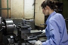 日本工人＿工廠＿Female Factory Worker Operating Machine