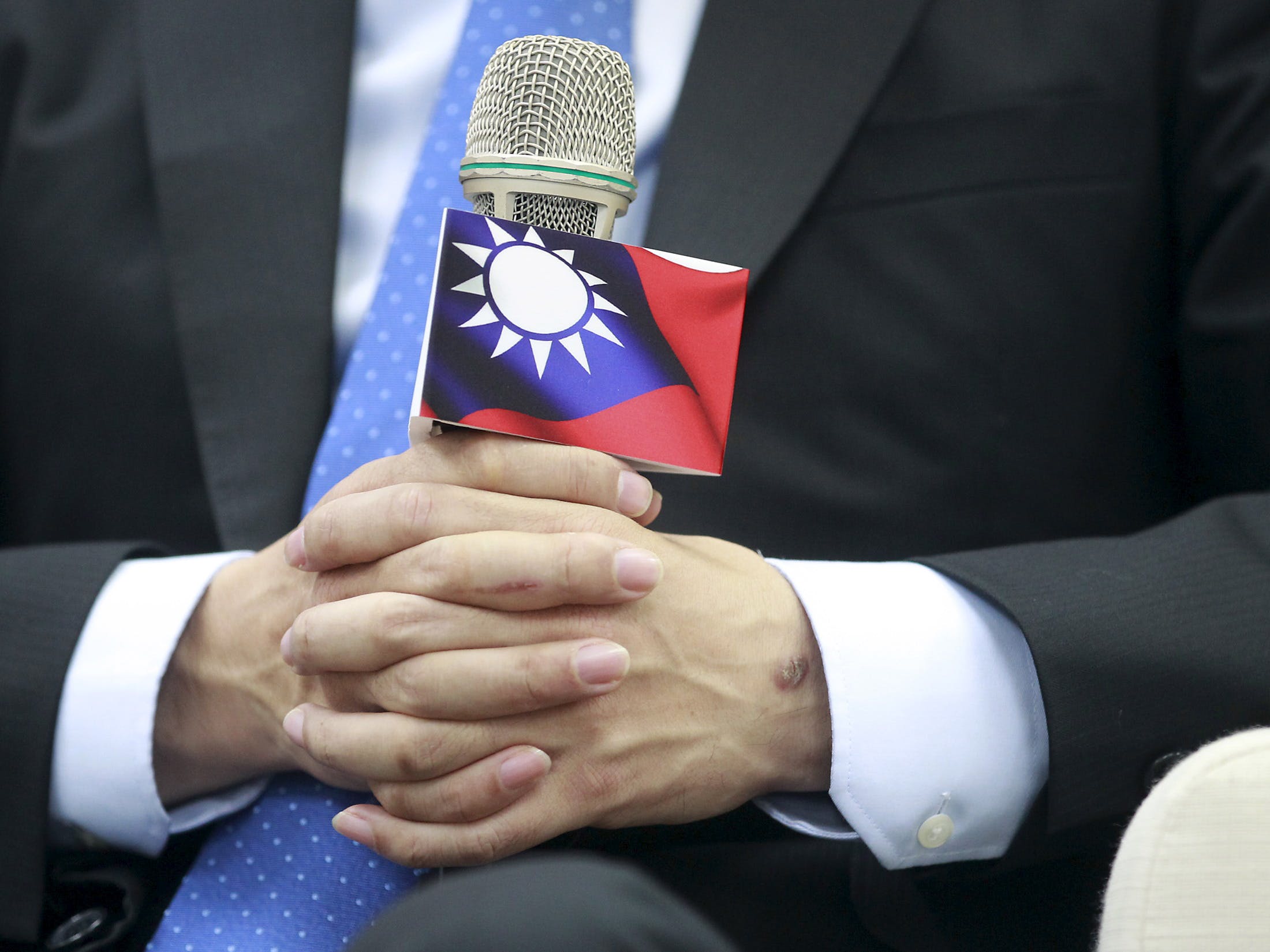 朱立倫 國民黨 中華民國 國旗 Chu, chairman and presidential candidate of Taiwan's ruling Nationalists, attends a news conference at the party headquarters in Taipei