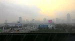 由高鐵車廂內遠眺清晨濃霧和空污籠罩中的臺中七期（作者2015年11月所拍攝）