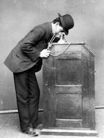       更多詳細資訊 1895年的有聲活動電影機，可以看到一個耳機連接到箱子裡的留聲機｜Photo Credit: Wikimedia Commons Public domain