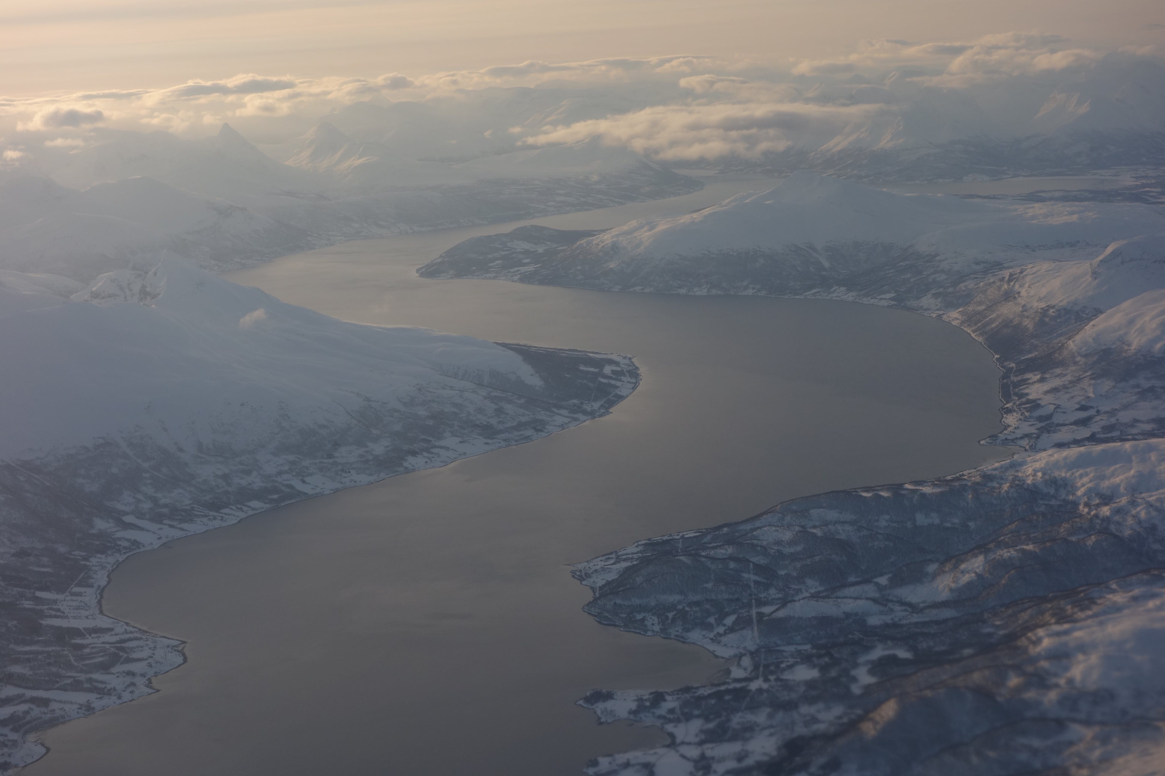 從飛機俯瞰而下極為震撼的冰山場景