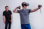 Brendan Iribe Trexler 與Mark Zuckerberg在試用虛擬現實產品。 Photo Credit: Mark Zuckerberg