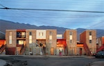 智利，伊基克的金塔蒙羅伊住宅（Quinta Monroy），在人道與社會建築上是一個非常新穎的概念設計。由於社會住宅補貼有限，他乾脆每間屋子只打造「一半」（half a house），「另一半」則交由入住的居民去實踐中產階級的生活標準。Photo Credit : ELEMENTAL