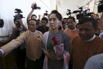Aung San Suu Kyi arrives for Myanmar's first parliament meeting after November 8's general elections, at the Lower House of Parliament in Naypyitaw November 16, 2015. REUTERS/Soe Zeya Tun TPX IMAGES OF THE DAY - RTS790M