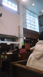 個子小小的素黑站在教堂講台前。photo credit：作者提供
