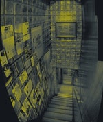 通往「六曜社地下店」的樓梯。這是一處帶領人們遠離塵囂的場所｜Photo Credit: 時報文化提供